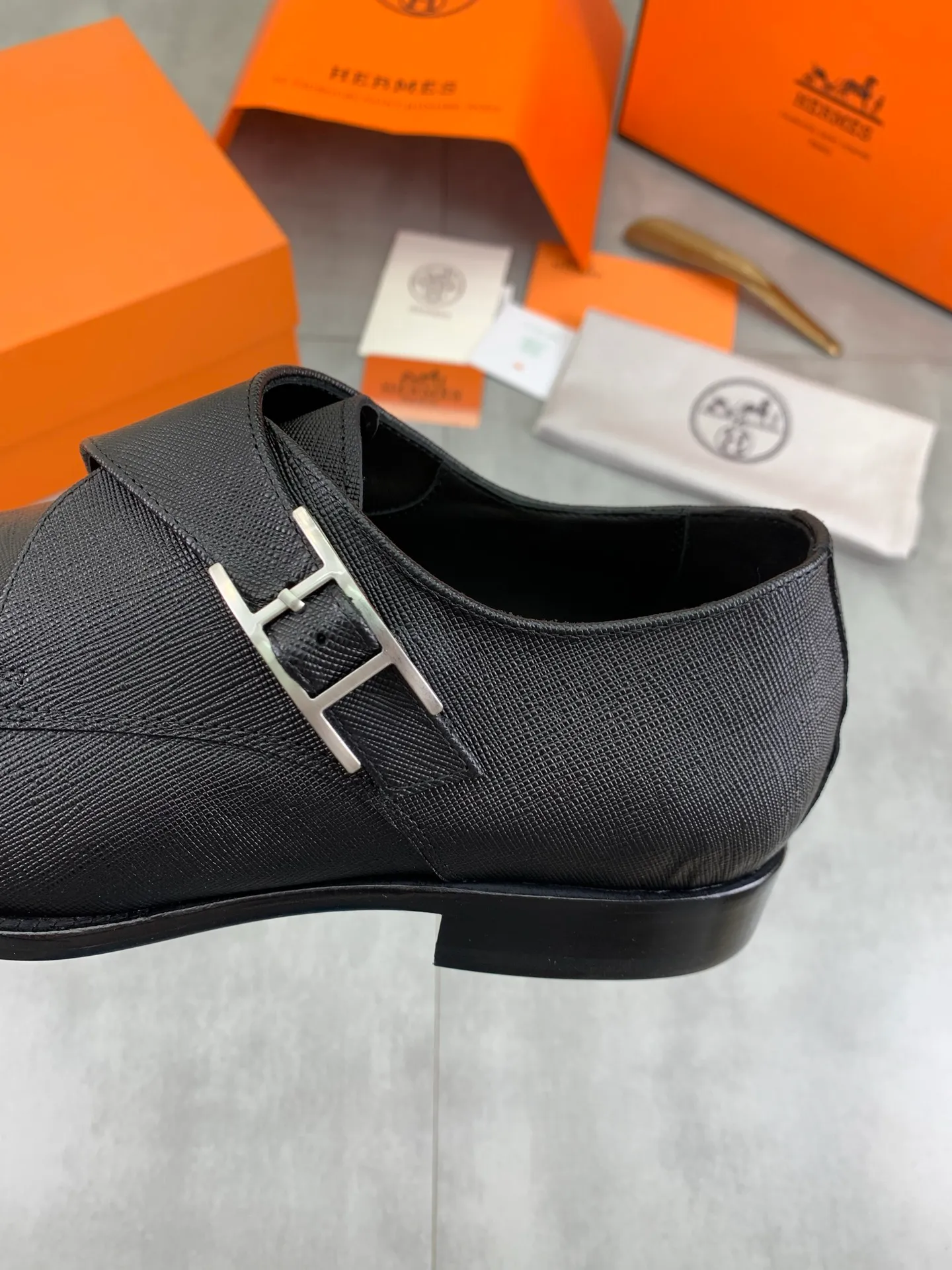 Factory price P940 💰💎💎💎 Original genuine leather outsole Brand: Hermès Grade: Same as the official website Original quality materials: Original soft calfskin Water-dyed cowhide lining Original Italian genuine leather outsole Style categories: Men's fashion Formal casual leather shoes Slip-on men's shoes series Young fashion European and American trends British style Code number: 39-45 (38.46 can be customized)